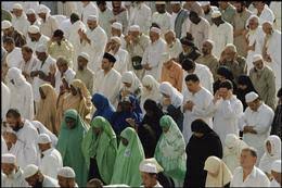 zainabsikander's tweet image. To the lamebrains weaving conspiracy theories or making fun of Muslim women standing in the #VanithaMathil #WomenWall in Kerala to protect the Renaissance traditions of the state,plz know that MUSLIM women stand tall,alongside men in another place too-The Holy Ka&apos;bah.
Get a life.