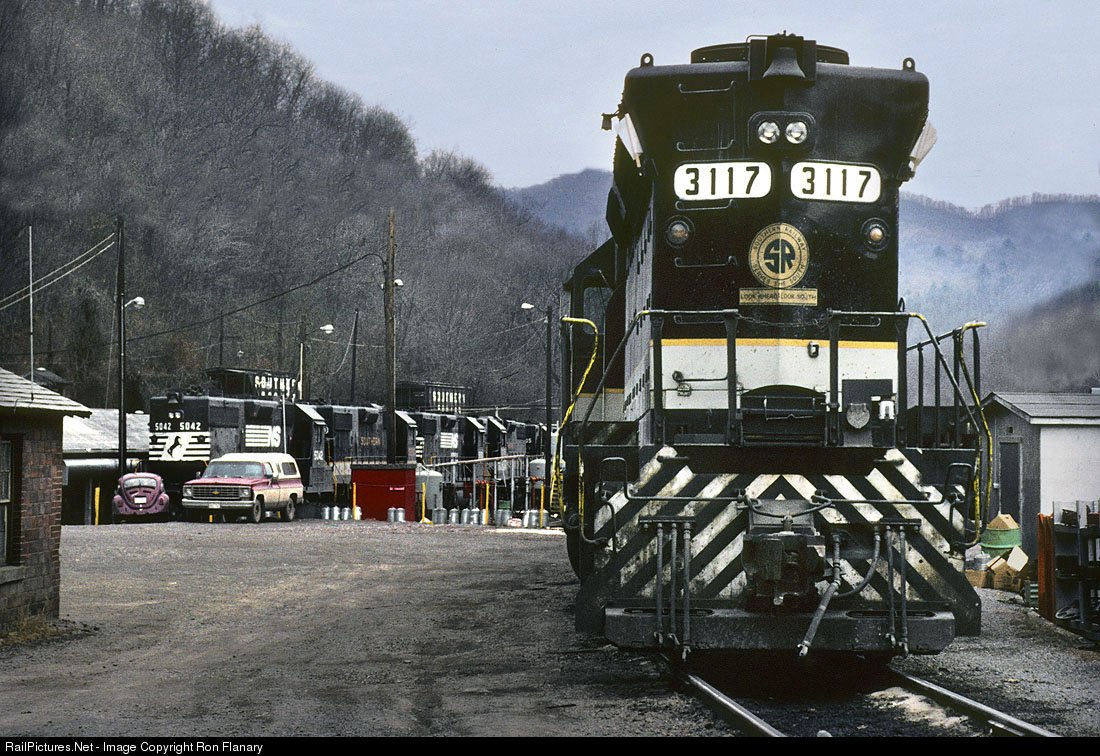TrainPicsDaily's tweet image. Former Southern SD45 3117 in Andover, VA fresh off a westbound extra. Photo by Ron Flanary. March, 1985

railpictures.net/viewphoto.php?…