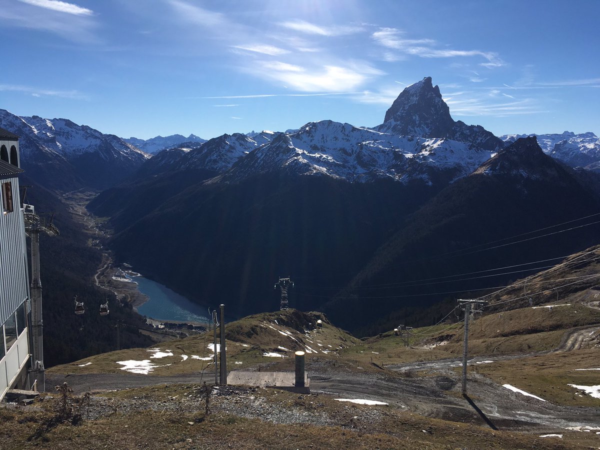 StationArtouste's tweet photo. Photos de ce matin (bas de la vallée et Artouste) venez chercher le soleil sur les pics et cols d’Artouste aujourd’hui !!! De nombreuses activités vous attendent ☀️🏔🚂❄️🛷🥗🍟🍻😉 @OgeuPyrenees @BearnPyrenees @pic_ossau @Altiservice @LaRepDpyrenees @tourismepau @Bleu_Bearn https://t.co/AjxDiyrjir