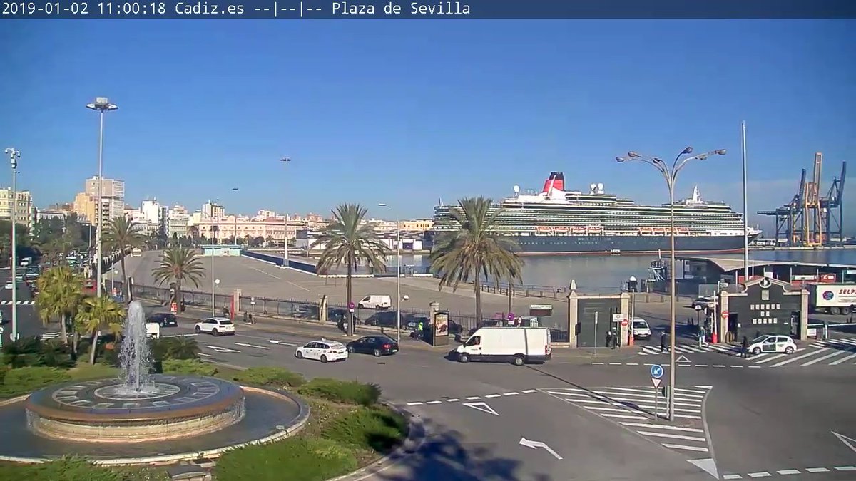 jesuscadiz's tweet photo. El gran crucero MS Queen Victoria atracado en el muelle de Cádiz. Con sus 294 metros de eslora preside hoy la Bahía de Cádiz  #Cádiz #MSQueenVictoria #crucero #cruising #invierno #winter @cunardline Vía: Webcam de la plaza de Sevilla. https://t.co/53CzfXAhZY https://t.co/L5d0ADQTGc