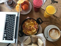 ¿Qué tal si este primer miércoles del año vienes a tomar un veraniego desayuno con nosotros?. 
Pan recién horneado, un buen trozo de pastel, jugo del día y un café de selección ¡Ya están esperando por ti!
Además tenemos zona wifi, estacionamiento y toda la prensa del día.