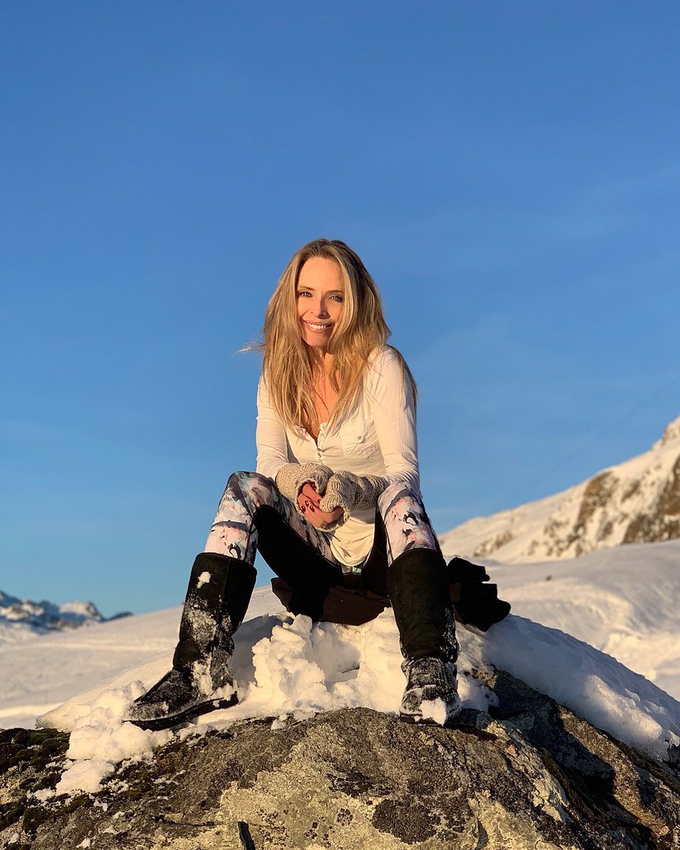 KINZINGERTonya's tweet photo. Je vous souhaite beaucoup de bonheurs, d’amour et de réussites personnelles pour cette nouvelle année 2019!!!
Love Tonya ♥️ #happynewyear #filledwithlaughter
Manchettes: @pipolakiofficial https://t.co/rF1TaWjNGg