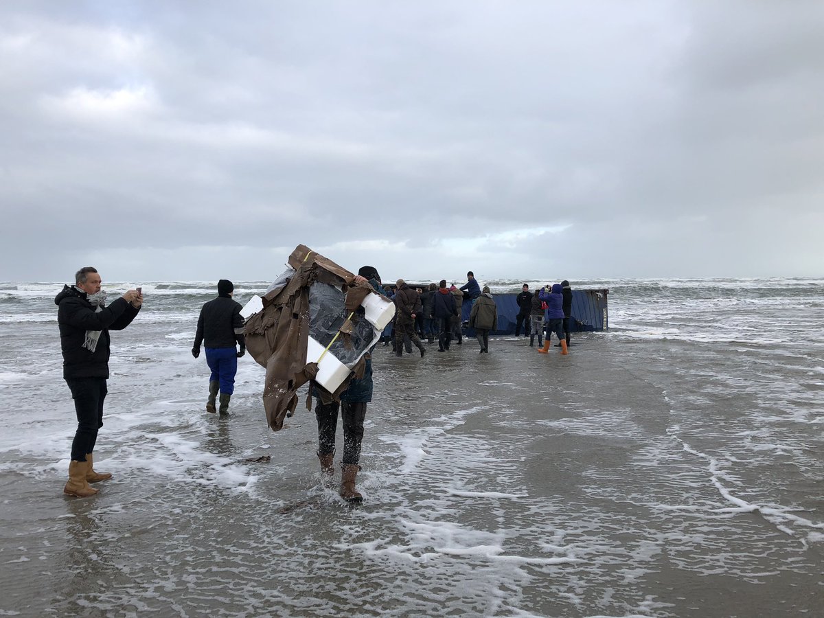 ErikScheer's tweet photo. #terschelling flatscreen tv’s afhalen op het strand. https://t.co/81CgrZcwj8