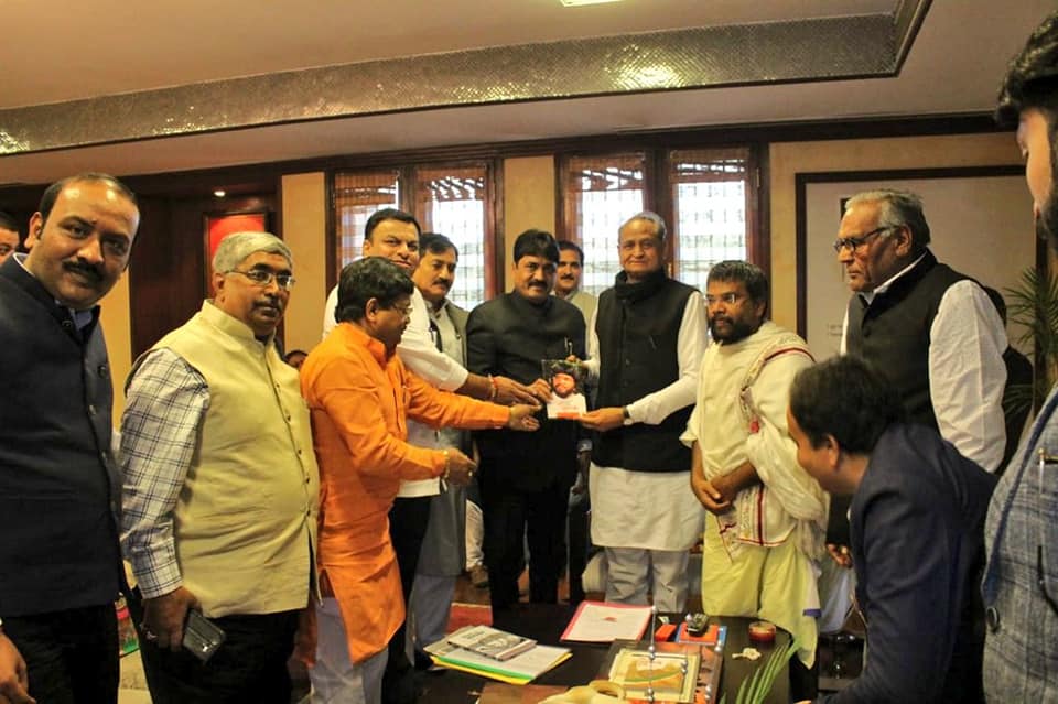 INCRajasthan's tweet photo. मुख्यमंत्री श्री अशोक गहलोत जी से जैन संत गणि राजेंद्र विजय जी ने CMO में मुलाकात कर 'संत और सुधाकर' व 'खुशियों का कल्पवृक्ष' पुस्तकें भेंट की। इस अवसर पर गुजरात कांग्रेस के पूर्व अध्यक्ष श्री भरत सिंह सोलंकी एवं खुशी फाउंडेशन के संयोजक श्री ललित गर्ग सहित कई गणमान्य उपस्थित रहे https://t.co/aLbbPLbheb