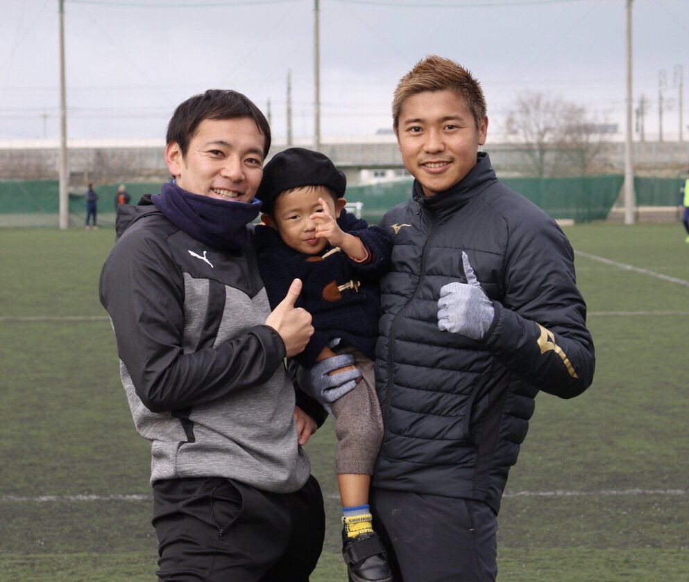 村田和哉 今日は母校野洲高校の初蹴りでした 毎年ここからサッカーのスタートです 全国優勝メンバー をはじめ多くのobが集まりました セクシーフットボールの生みの親である山本先生もすごく嬉しそうでした 最近野洲高も低迷気味ですが後輩たちが再び野洲 村田和哉 今日は母校野洲高校の初蹴りでした 毎年ここからサッカーのスタートです 全国優勝メンバー をはじめ多くのobが集まりました セクシーフットボールの生みの親である山本先生もすごく嬉しそうでした 最近野洲高も低迷気味ですが後輩たちが再び野洲
