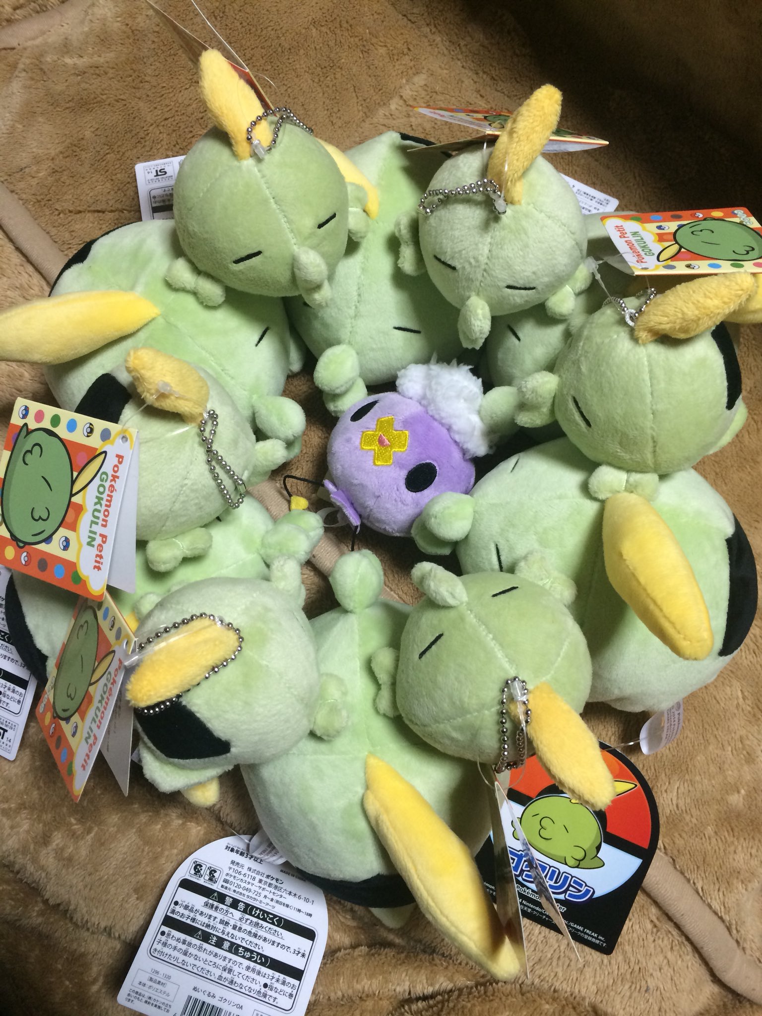 ɩ I ʊ ʖˋ ぼくとゴクリンぬいぐるみ記録 買った時のカゴ 買って帰った日の浮かれた写メ 後日増えた小さい ゴクリンぬいぐるみと包囲されるフワンテちゃん T Co Iiiyebtvof Twitter