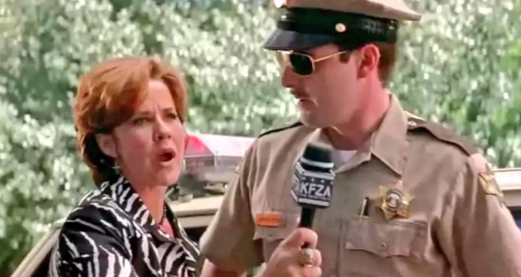 Chris Scullion no Twitter: "Was watching Scream again recently. Forgot that Linda  Blair from The Exorcist had a cameo in it, complete with crucifix earrings  https://t.co/7NzsBbkGbe" / Twitter