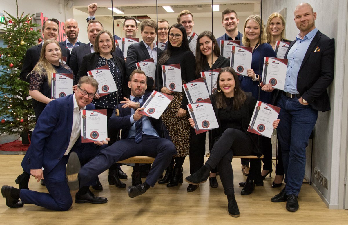 TrainersHouse's tweet photo. 2019 startattiin perinteisellä kick offilla, jossa palkittiin vuoden onnistumiset. Kategorioissa oli muun muassa vuoden valmentaja, myyjä, market maker, kollega, esimies, taikuri, kissaleijona, tulokas ja asenne. Moni myös saavutti vuoden myyntitavoitteensa. 2019 - we are ready! https://t.co/ZAj3tLRDgg