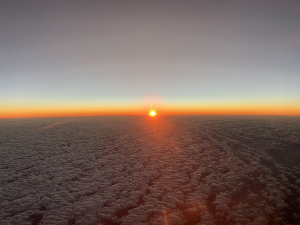 contigonoobicho's tweet photo. Sunrise sequence // Secuencia del amanecer 🌌🌄🌆✈️ #AvGeek #aviation #amanecer #enero #Flying2Future #europe #ComparteTuAmanecer #fromvalenciatobariandback https://t.co/yL18DIafwk