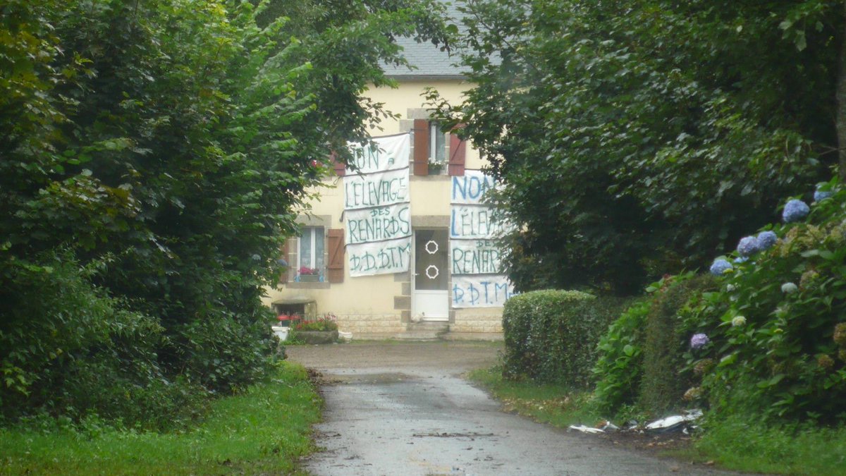 Un peu plus loin, nous apercevons la maison qui termine le chemin. Je peux alors faire un rapide demi-tour, en croisant les doigts pour que le tracteur que nous avons croisé tout à l& #39;heure ne soit pas mis en travers de la route pour nous piéger.