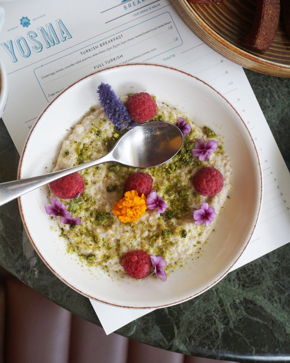 Love at first bite: Tahini porridge 🥣 🍓#firstbreakfast #yosmalondon #tahini #porridge #porridgebowl #timeoutlondon #eaterlondon #infatuationlondon