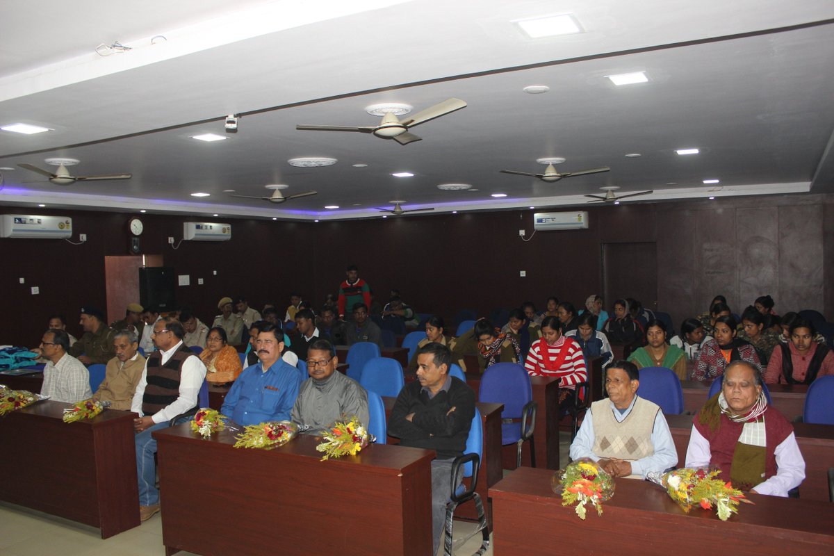 spbankura's tweet photo. #BankuraDistrictPolice organises a #FarewellProgramme on 02.01.2019 as a part of routine monthly schedule of 08(eight) Police personnel who retired from service on superannuation. https://t.co/BApbMuvaeC