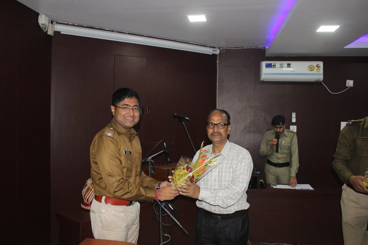spbankura's tweet photo. #BankuraDistrictPolice organises a #FarewellProgramme on 02.01.2019 as a part of routine monthly schedule of 08(eight) Police personnel who retired from service on superannuation. https://t.co/BApbMuvaeC
