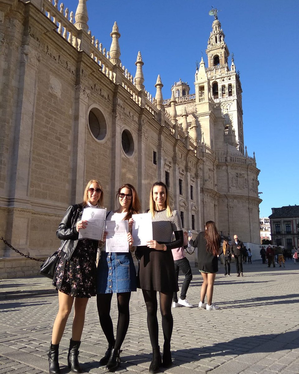 ValdiSweetSmile's tweet photo. Tres hermanas desde #Sevilla con todo nuestro apoyo para #MiRealMurcia lo vamos a conseguir juntos! #AbrazoDeGol @realmurciacfsad https://t.co/11emocrjTA