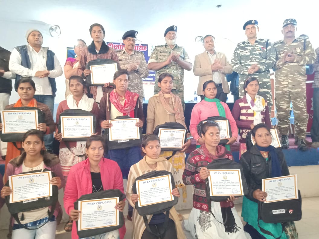 crpfindia's tweet photo. 145 participants completed the vocational training conducted by #159Bn at Imamganj, Gaya. The participants were trained in trades of an electrician, diesel mechanic, welding and driving for 30 days. With improved skills, they will have better employment opportunities. https://t.co/nHAp7vzWtR