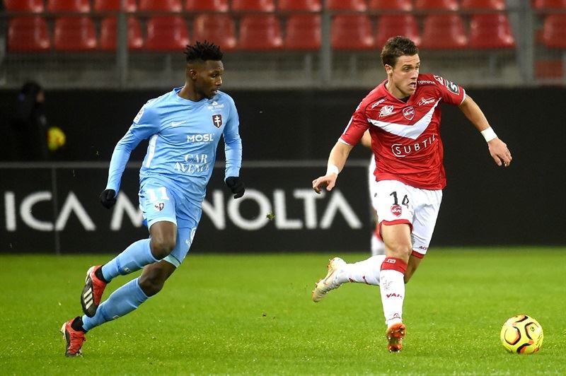 fandvl's tweet photo. VAFC se déplacera ce Samedi 5 Janvier à 15h00 au Stade de la Licorne pour y affronter Amiens SC Football en 32ème de Finale de la Coupe de France. ⚽️🏆 https://t.co/JJ7kEKRVjq #csubtil #multifonctiondecommunication #ecraninteractif #innovation #ASCVAFC #football #coupedefrance https://t.co/z0uihrr0Dc