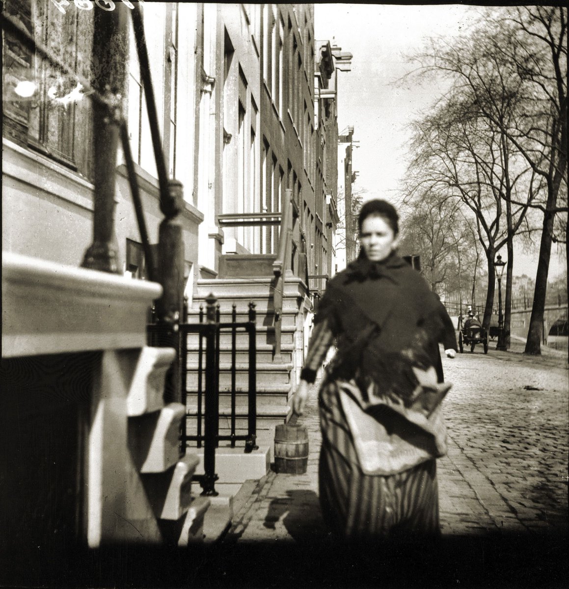 AmsterdamKunst's tweet photo. Singel 260-256 en lager (v.l.n.r.). Dienstbode. Achtergrond: brug nr. 8 voor Warmoesgracht (verlaagd en vernieuwd in 1894). Fotograaf: George H. Breitner (1857-1923). #Amsterdam januari 1884 © Stadsarchief Amsterdam / Collectie G.H. Breitner #Singel #Dienstbode #tijdsbeeld https://t.co/M7eeeiImnt