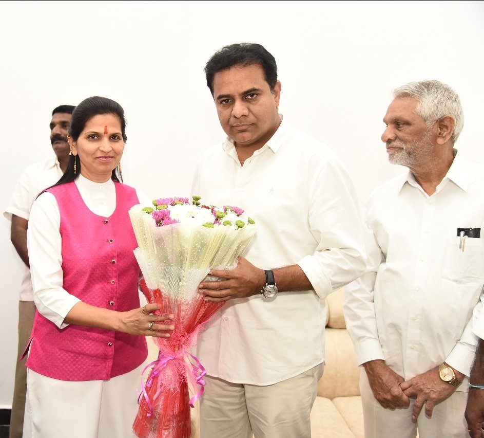 AkkaDevi's tweet photo. Today greeted Trs Party Working President KTR Sir in the view of New Year... https://t.co/vHmlRw7tkI