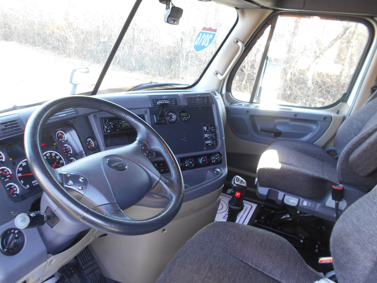 i294TruckSales's tweet photo. Attention all #truckers #trucking #freight WE HAVE @freightliner CASCADIA GLIDER KITS!!! Detroit 12.7, 515 HP, 13 Speed @eatoncorp Trans... 9 to choose from. #gliderkits #glidertruck NO EGR NO DPF = NO PROBLEMS. From $89,950 @TruNorthNA Warranty Available! https://t.co/avVKCgRQon