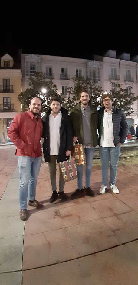 PenalbaAlumni's tweet photo. Magnífico IX Torneo de Mus @PenalbaAlumni en Valladolid!
  - Primer premio: Pedro Pardo y Carlos Zárate (Castilla' 12)
  - Segundo premio: Juan Fernández y Javier Sumillera 
  - Tercer premio: Pablo Gutiérrez Cantalapiedra (Castilla' 12) y Álvaro López
(Galeón' 16) https://t.co/4jwkTLEdSJ