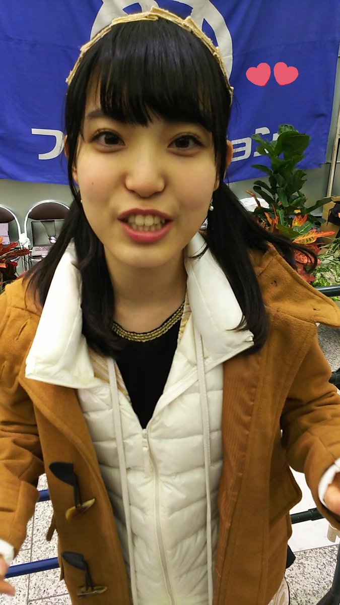 tsukasha_danna's tweet photo. 同じ場所での1年前（左）の真野ちゃんと1年後（右）の真野ちゃん☆
1年後同じ場所で特典会(^^)
環境が変わっても推しは推し♪
大舞台での精神は凄くたくましくなったよね。目を見るだけで違いがよくわかる。成長したなぁって思った。
#NPP2018
#NPP2019
#FESTIVE
#真野彩里愛 https://t.co/vhHC3LIE0i