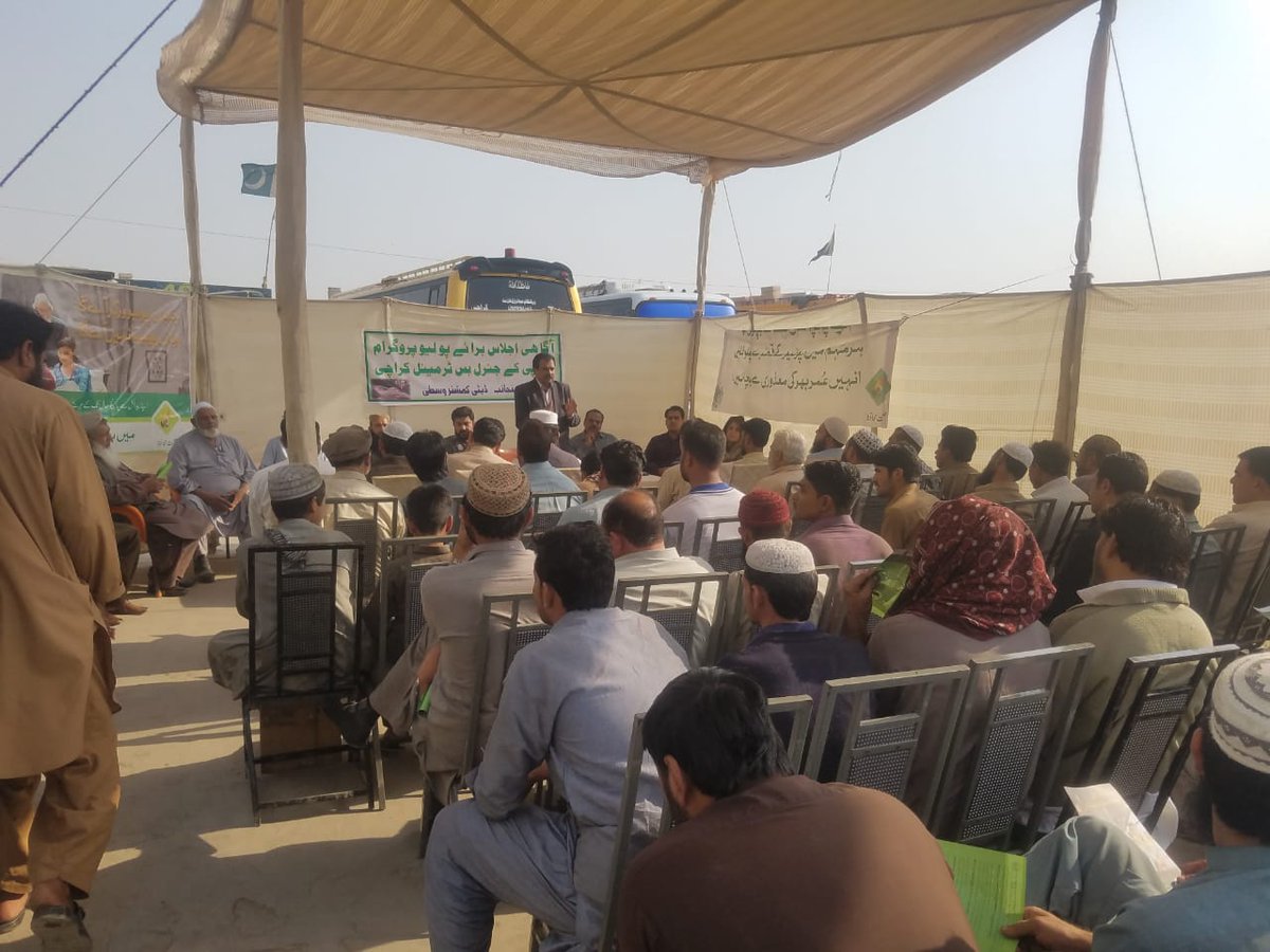 Farhajuddin3's tweet photo. Community engagement sessions with transpoters at major bus terminals of #karachi to sensitize them on importance of #vaccination &amp; #poliovirus circulation and the role they could play in stoping the crippling disease in #Pakistan #endpolio by year 2019. https://t.co/1GD0LPKKTk