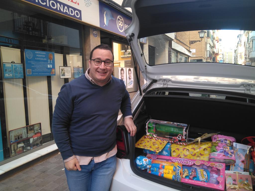 PPdeTriana's tweet photo. Saturación en la demanda de camellos para el traslado de los regalos de los #ReyesMagos y han tenido que echar mano de nuestro compañero @JuanmiGomez_Esp para que la juguetes de #Triana lleguen a tiempo. Bravo por ellos y por él https://t.co/LhH0ID1Xey