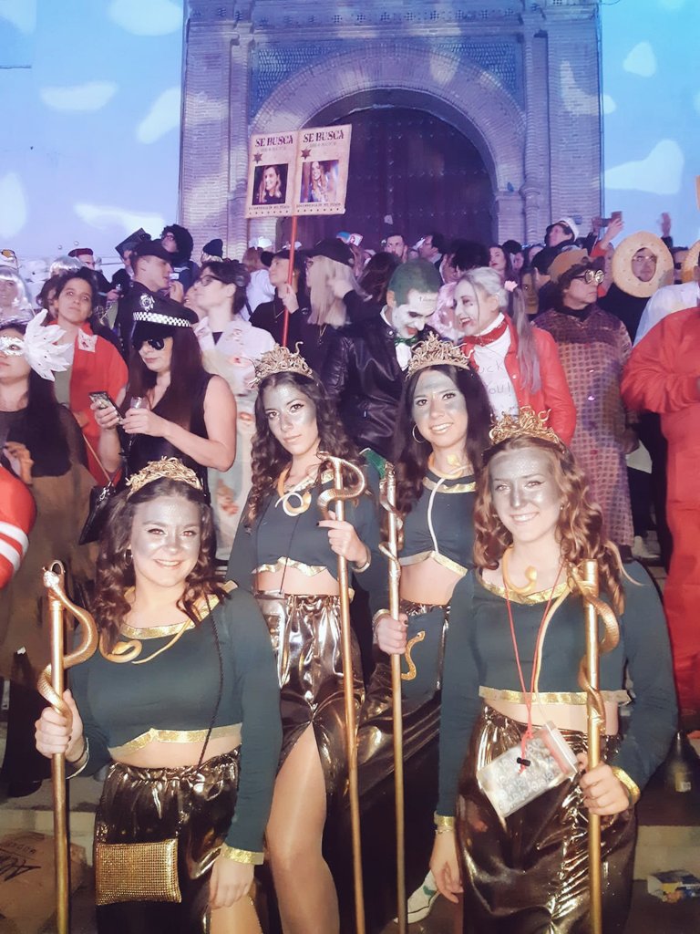 anagon35's tweet photo. Como siempre despidiendo el año de la mejor forma posible🎉✨ @AytoCoin #diosamedusa #temiroyteconvierto 🐍 #NOCHEVIEJACOIN2018
Categoria: grupal o más espectacular. https://t.co/f3mrt5xTtJ