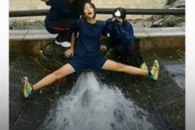 Когда зеваешь идут слещы. Почему течет вода в реке. Текущая девушка. Девушка фонтанирует. Почему вся теку.