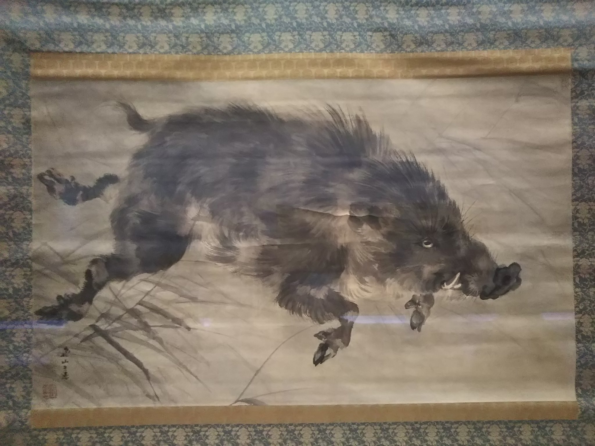 O Xrhsths 黒織部 Sto Twitter 博物館に初もうで メインビジュアルの岸連山 猪図 駆け抜けるイノシシ の毛の硬さ その毛皮に包まれた肉の分厚さが伝わる力強い絵で 確かにこれは亥年のスタートにぴったり 今回の特集展示の O Xrhsths 黒織部 Sto Twitter 博物館に初もうで メインビジュアルの岸連山 猪図 駆け抜けるイノシシ の毛の硬さ その毛皮に包まれた肉の分厚さが伝わる力強い絵で 確かにこれは亥年のスタートにぴったり 今回の特集展示の