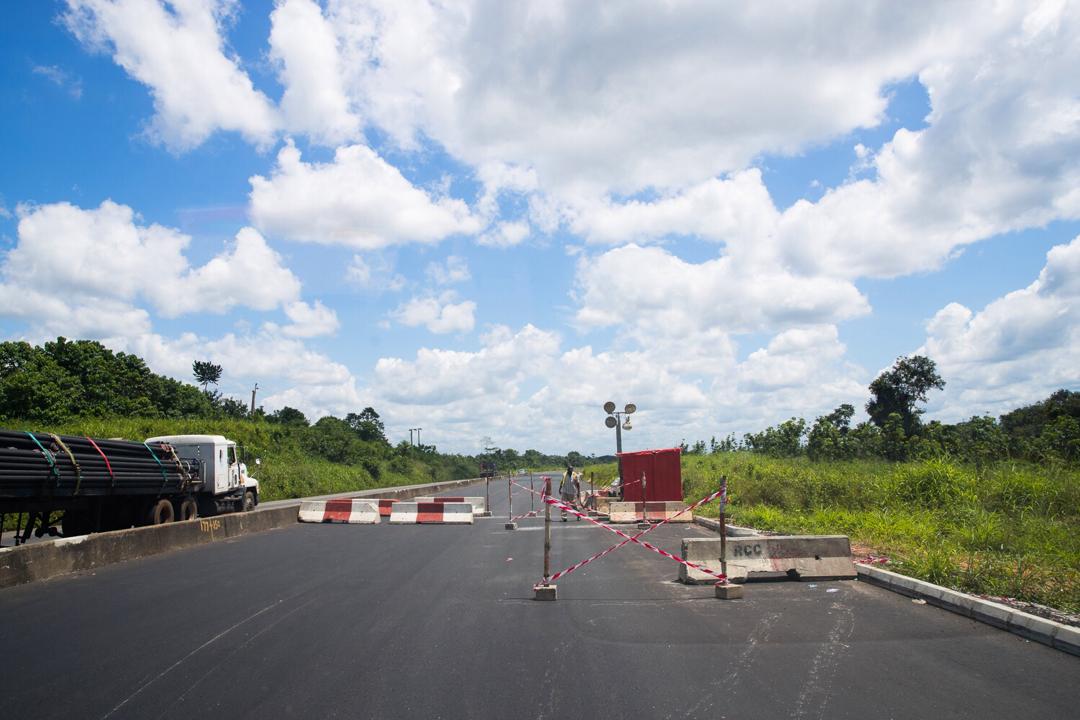 ZarkyPage's tweet photo. @GalacticoHD @professor @BauchiState @MBuhari @NNPCgroup For @PeterObi who asked
#WhereIsTheInfrastructure on
@channelstv last night, and for
@seunokin who could not set him straight, this is the construction of the Sagamu-Ore expressway in Ogun State. #YearOfInfrastructure
#FGatWork https://t.co/VGLi1rq7N4