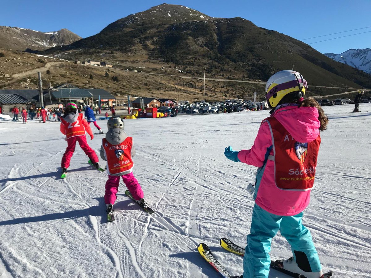 CEB_Berga's tweet photo. Primer dia de cursets de Reis! #skiCEB #ClubEsquíBerguedà #esquí #portepuymorens #paysdelaneige #skiing #skiingislife #mountainlife https://t.co/0Tntpvo28J