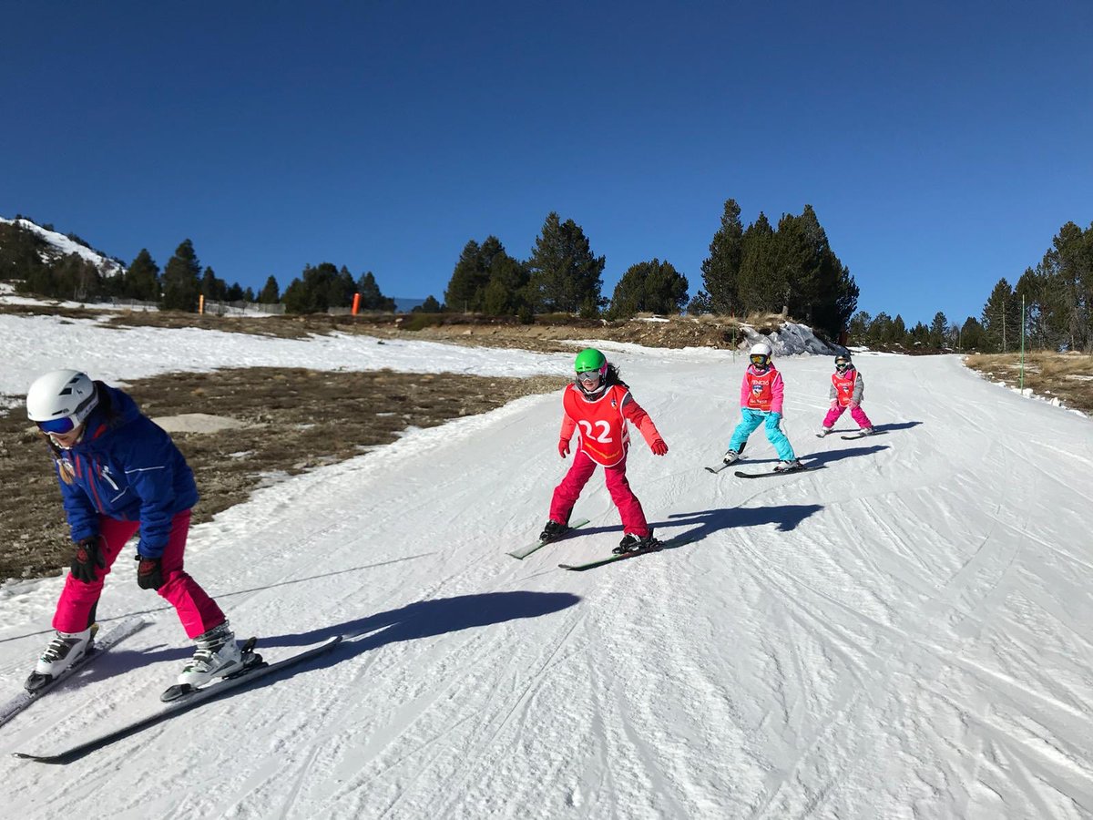 CEB_Berga's tweet photo. Primer dia de cursets de Reis! #skiCEB #ClubEsquíBerguedà #esquí #portepuymorens #paysdelaneige #skiing #skiingislife #mountainlife https://t.co/0Tntpvo28J