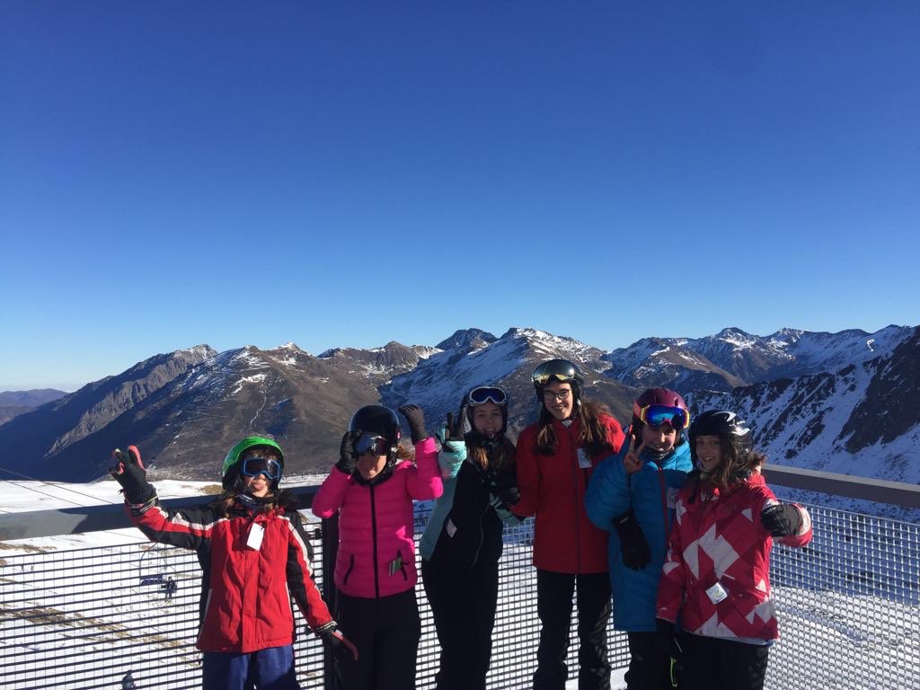 CEB_Berga's tweet photo. Primer dia de cursets de Reis! #skiCEB #ClubEsquíBerguedà #esquí #portepuymorens #paysdelaneige #skiing #skiingislife #mountainlife https://t.co/0Tntpvo28J