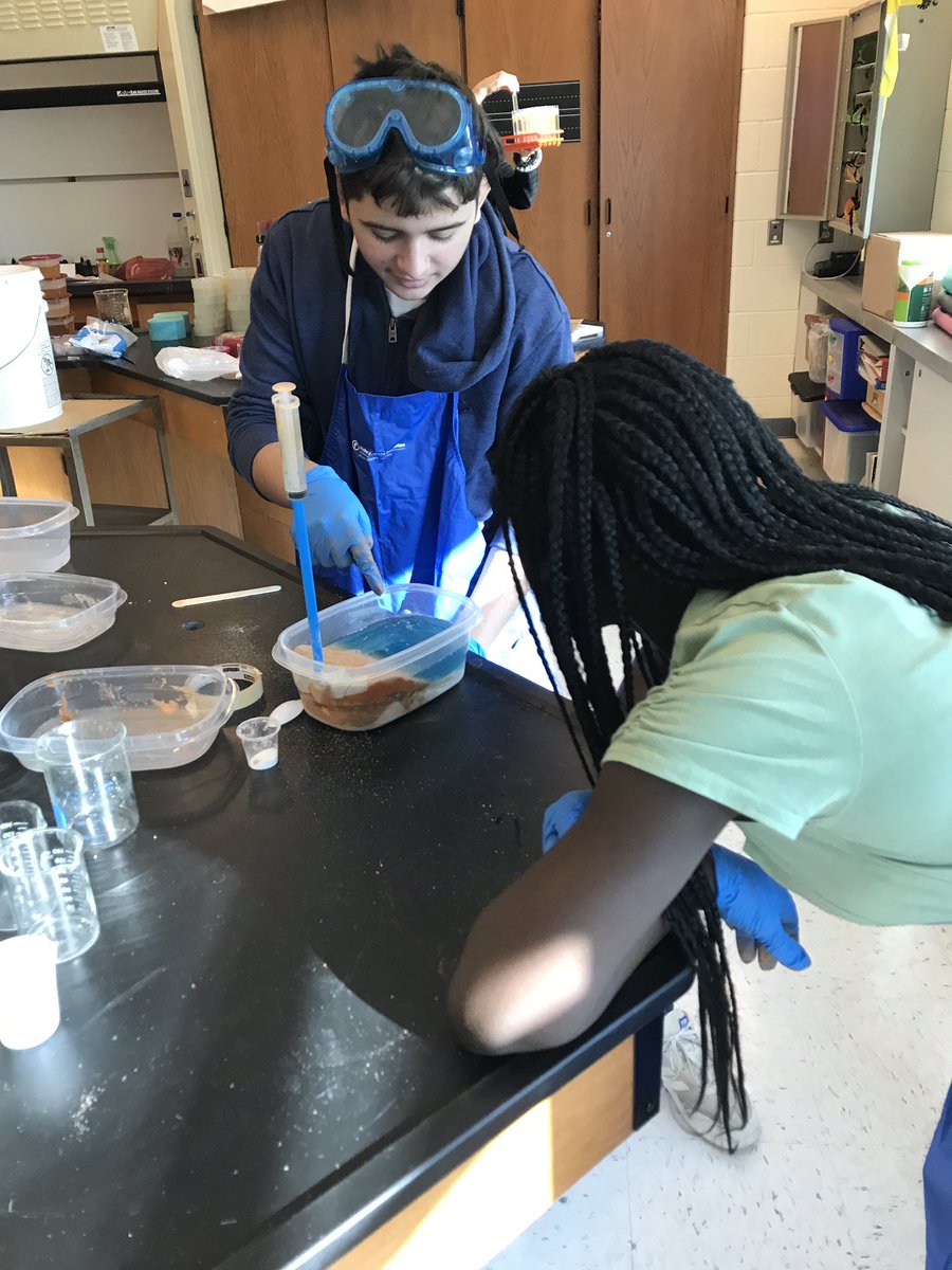 Sayrevillekids's tweet photo. Students in Mrs. Maxwell’s class learn about aquifers through this lab activity. #handsonlearning #labs #minilabs https://t.co/AOBYzLWU2P