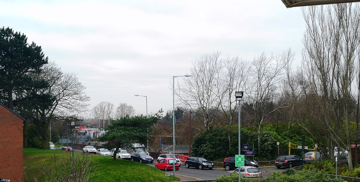 CllrSimonB's tweet photo. Constant queue of traffic at Shaw Road rubbish tip as impact of Labour's cuts to #Wolverhampton bin collections continues.  #HappyNewYear https://t.co/lyhZ9ZVuge
