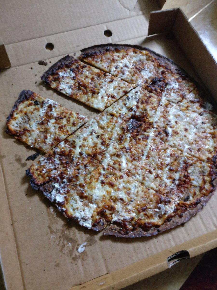 Van_shareaf's tweet photo. @MaestroPizzaKSA هذا فرع مكه المكرمه النوارية للأسف دائما يتكرر هذا المشهد معي لاكن للولاء حدود لو أشتريت تميس بالجبنه
والله أفضل وأوفر لي https://t.co/5moHWfGOq5