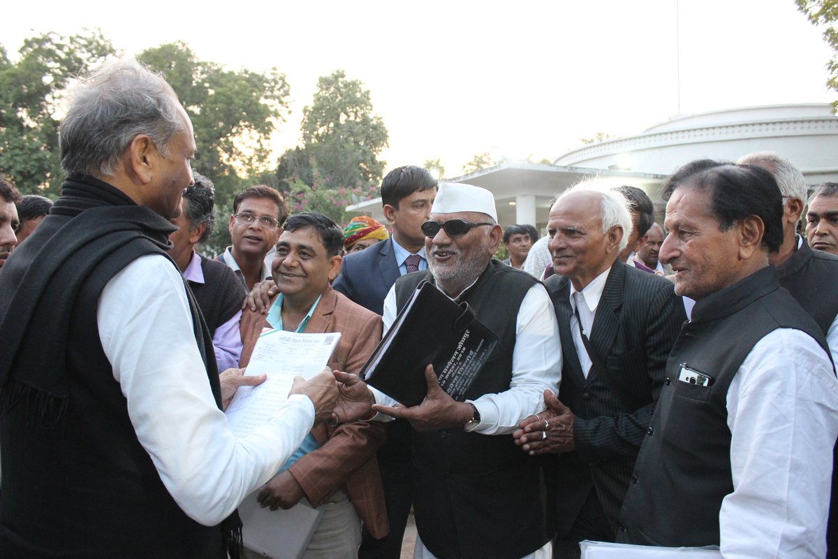 ashokgehlot51's tweet photo. आज यहां निवास पर मिलने आए आगंतुकों एवं विभिन्न प्रतिनिधिमंडलों से मुलाकात की। https://t.co/4H9lJRZUNE