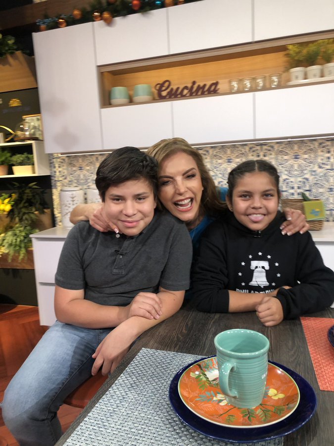 Conoce a los cuatro hijos biológicos y adoptivos de Laura Flores | Famosos  | Univision