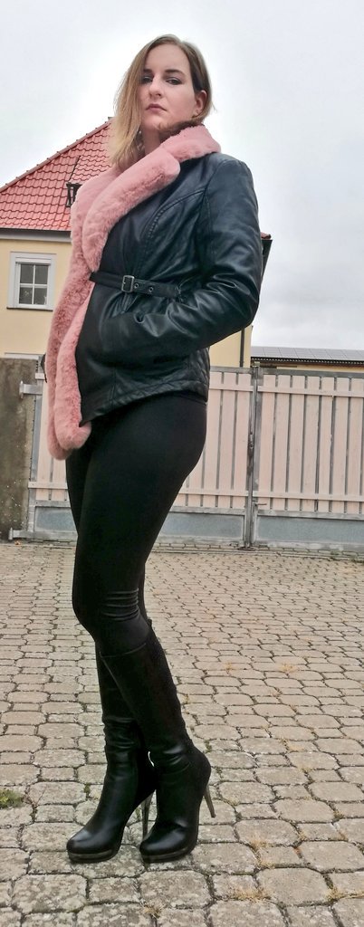 MissCatdeluxe's tweet photo. Ich bin vom 22.01-24.01 in Hamburg.
Nimm dir frei kleine Ratte, kriech an, um mir meinen Geburtstag mit einem #cashango zu versüßen.
Du darfst mir mein Geld auf Knien überreichen während ich dich #Versager auslache. https://t.co/ShY6v7PFPp