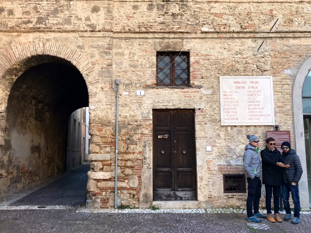 At the crossroads of #Italy 🇮🇹 
Sapevi che a #Rieti c’è l’ombelico d’Italia? È in piazza San Rufo!