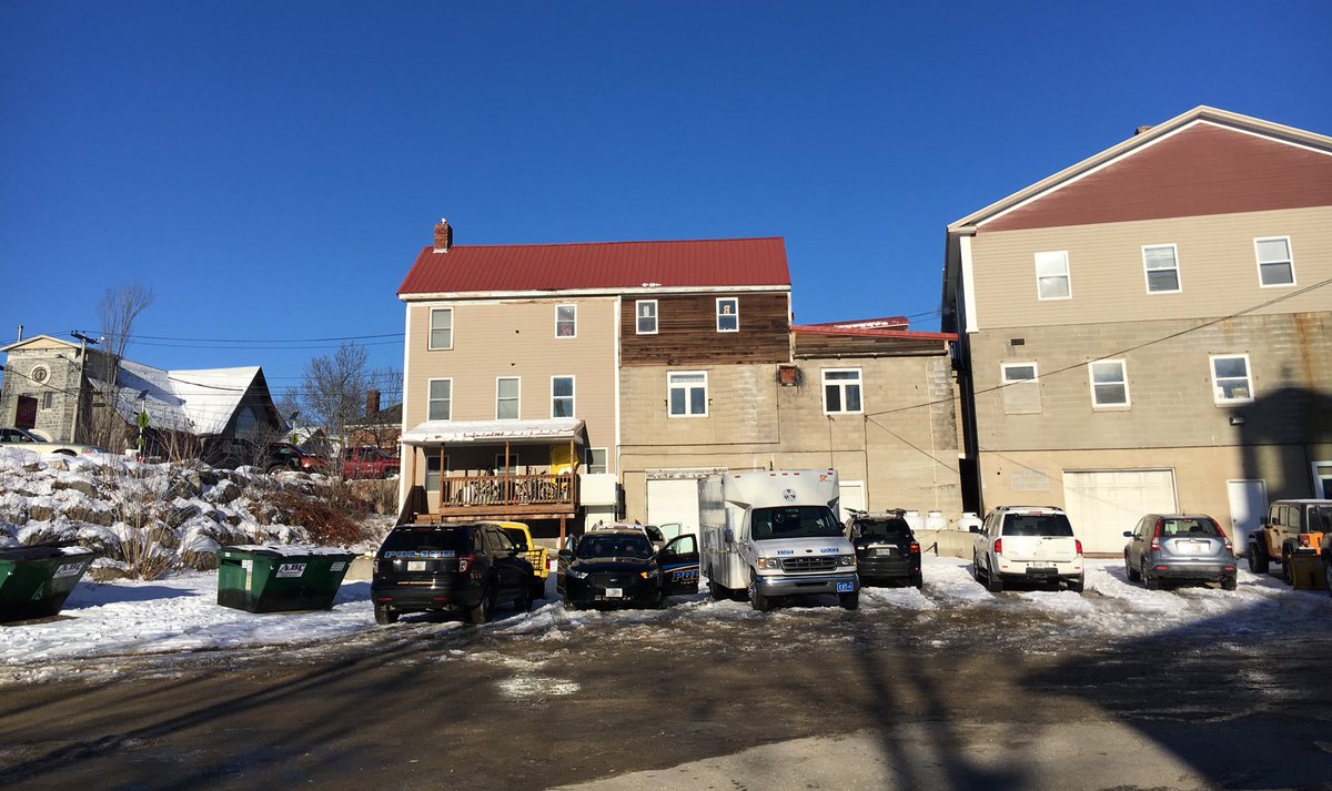 CameraChandler's tweet image. Police and Major Crimes Unit are still on scene here in South Paris after two bodies were found in an apartment downtown. @LaurenWGME will have more #LiveOnCBS13 at noon.