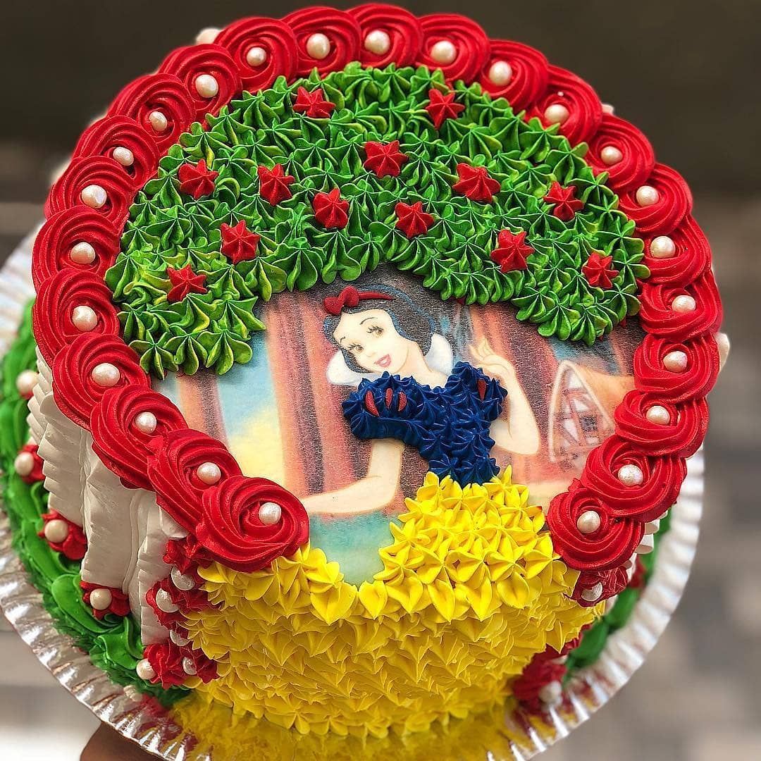 🌟• ¡#BlancaNieves es siempre una de las princesas preferidas por las niñas  para sus fiestas! 🍎 Fuente: 📸 @cake67confeitaria #ecumple #cakes #torta  #bizcocho #cakedecorating #cake #pastel, image size:1080x1080
