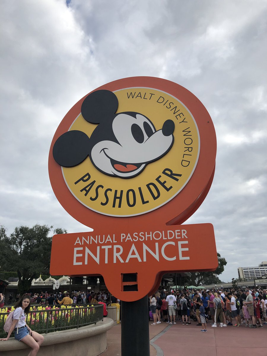 TheDinopunk's tweet photo. @Disneyland we really need one of these in Anaheim. :) https://t.co/XwYCH7lYVE