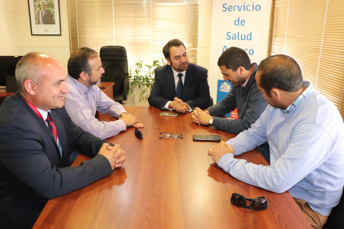 MuniLosAlamos's tweet photo. #AlcaldeJFF junto a los concejales Vegas y Cea, ambos miembros de la comisión de salud, dan la bienvenida y desean éxito en su gestión al nuevo Director del Servicio de Salud Arauco, Leonardo Rivas Solar, con quien también coordinan la pronta inauguración del #SARLosÁlamos https://t.co/vznglsUWFX