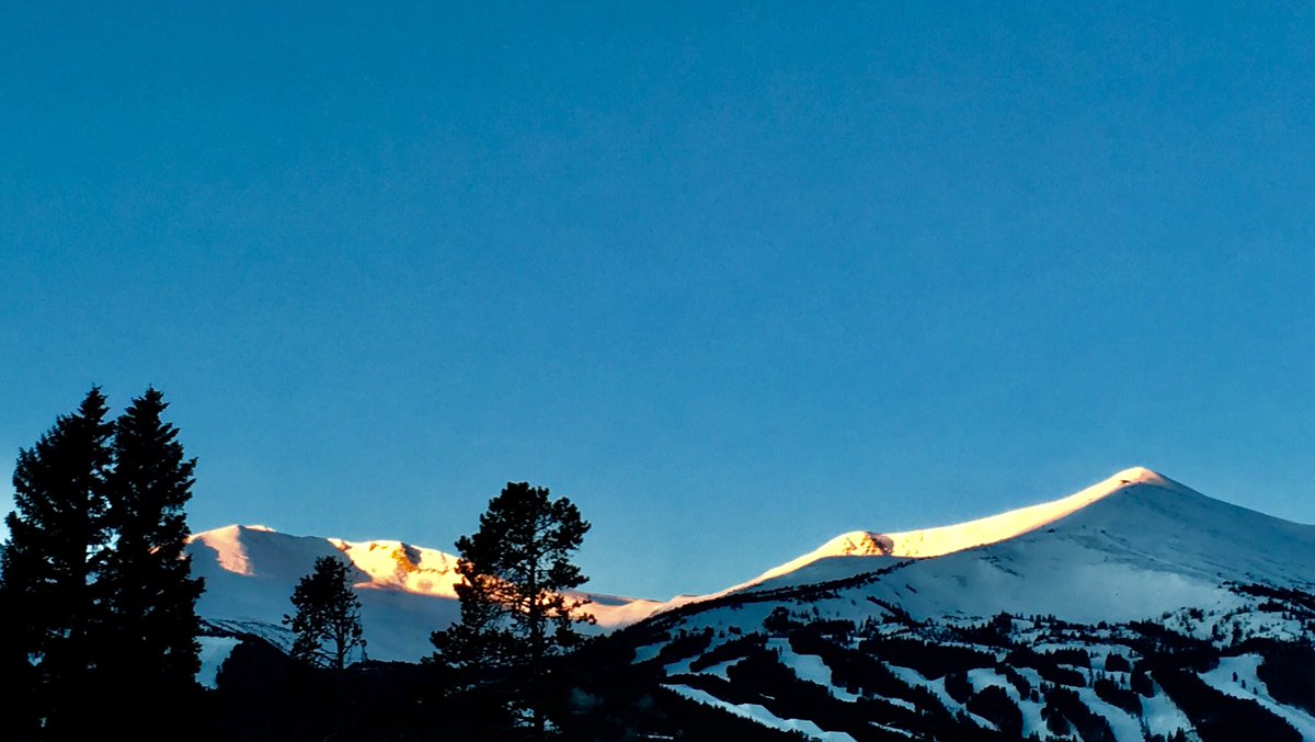 HeartofColorado's tweet photo. @breckenridgemtn Good Morning! 🌞 I will never get tired of the morning sun hitting those Peaks! Lucky to see this part of the #TenMileRange! 💙🏔 https://t.co/QGWqHDfZNT