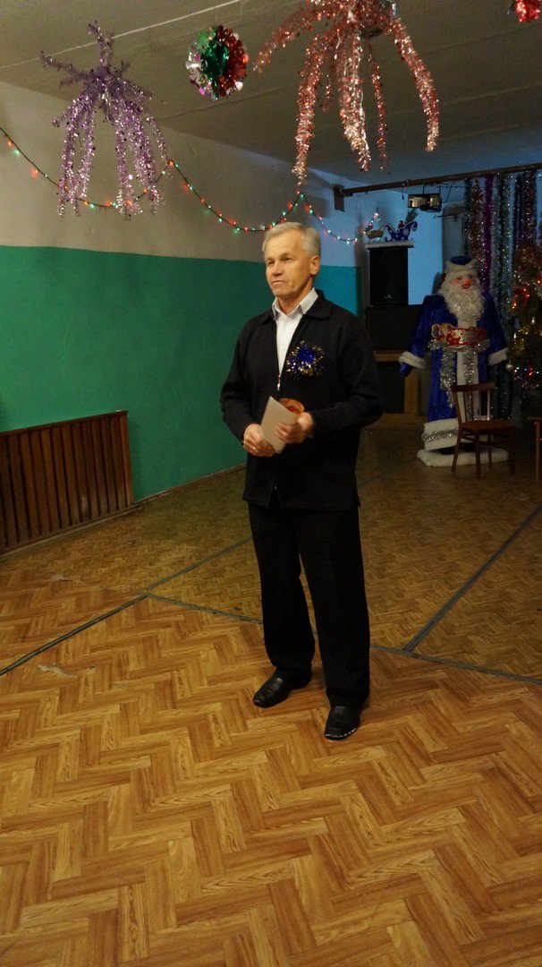 В новогоднюю ночь в Поливановском Доме культуры собралось немало народу. Праздник начал Глава Администрации МО "Поливановское сельское поселение" А.В.Банщиков.