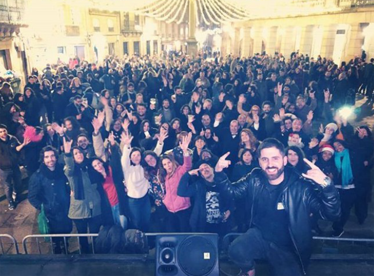 Así despedimos o ano 2018, e demos a benvida a 2019, en #Compostela! Con @TheAgapornis no #Obradoiro e con <a href="/DeejayMil/">Dj Mil</a> na Praza de #Cervantes. Todo un éxito de público que agradecemos a estes artistas. Fantástico! <a href="/PazodeRaxoi/">Concello de Santiago</a> <a href="/Mocidade_Compos/">Mocidade Compostela</a> <a href="/santiagoturismo/">Turismo de Santiago</a>