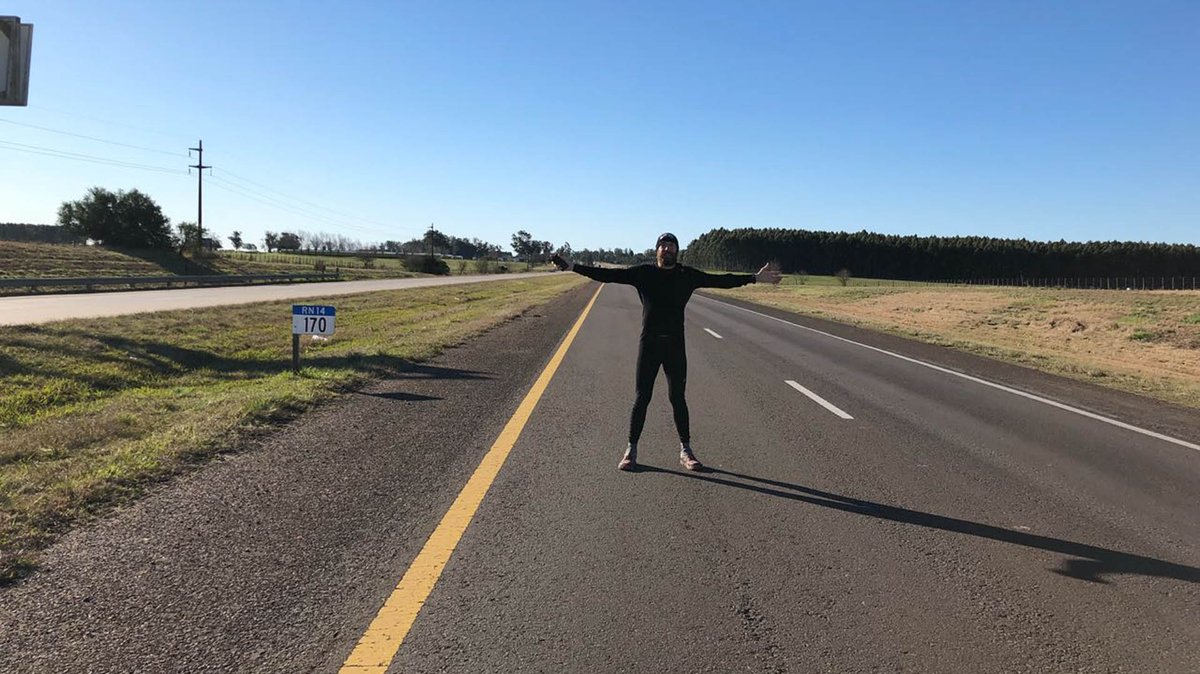 infobae's tweet photo. Correrá durante 900 días entre Ushuaia y Alaska para apoyar el lenguaje de señas https://t.co/YJGUSJnMQK | Por Walter Darío​ Vazquez https://t.co/kJCrlTN7xs