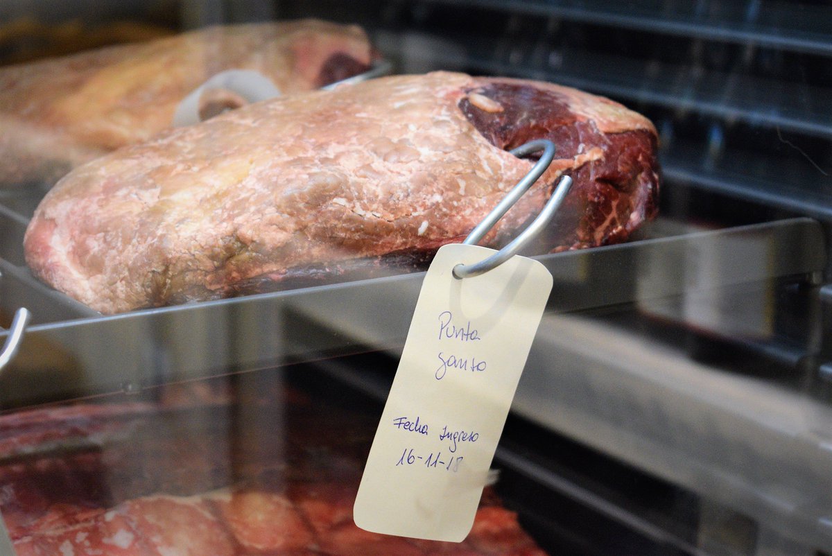 _LaMiga's tweet photo. ¿Sabías que en La Miga puedes encontrar carne madurada premium para llevar a tu casa? Muchos hablan de las bondades de la carne de vacuno madurada o “dry aged”, la cual tiene una textura mucho más suave y un sabor único y más concentrado. https://t.co/gkeYoCLdns https://t.co/twO9osj1vW